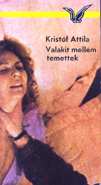 Valakit mellém temettek