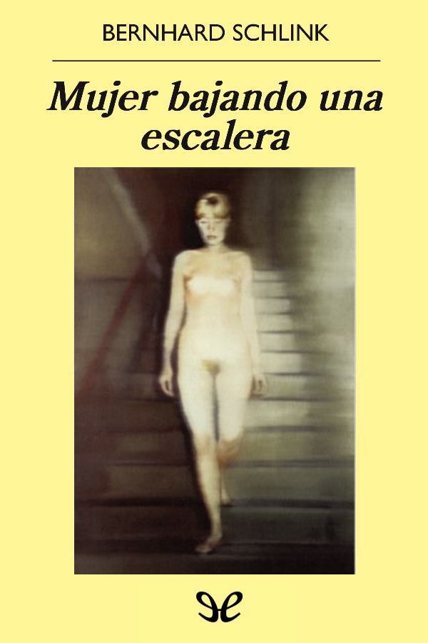 Mujer bajando una escalera